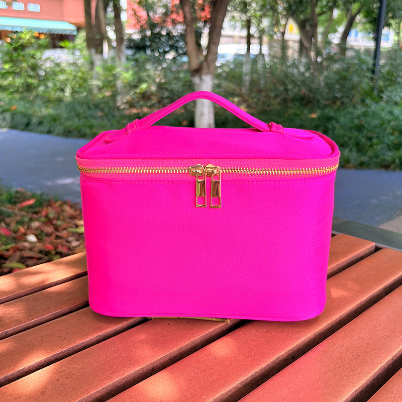 Козметичен несесер с бродирани букви; марка Songlan; нейлон; ципа; водоустойчив; 135 грама.