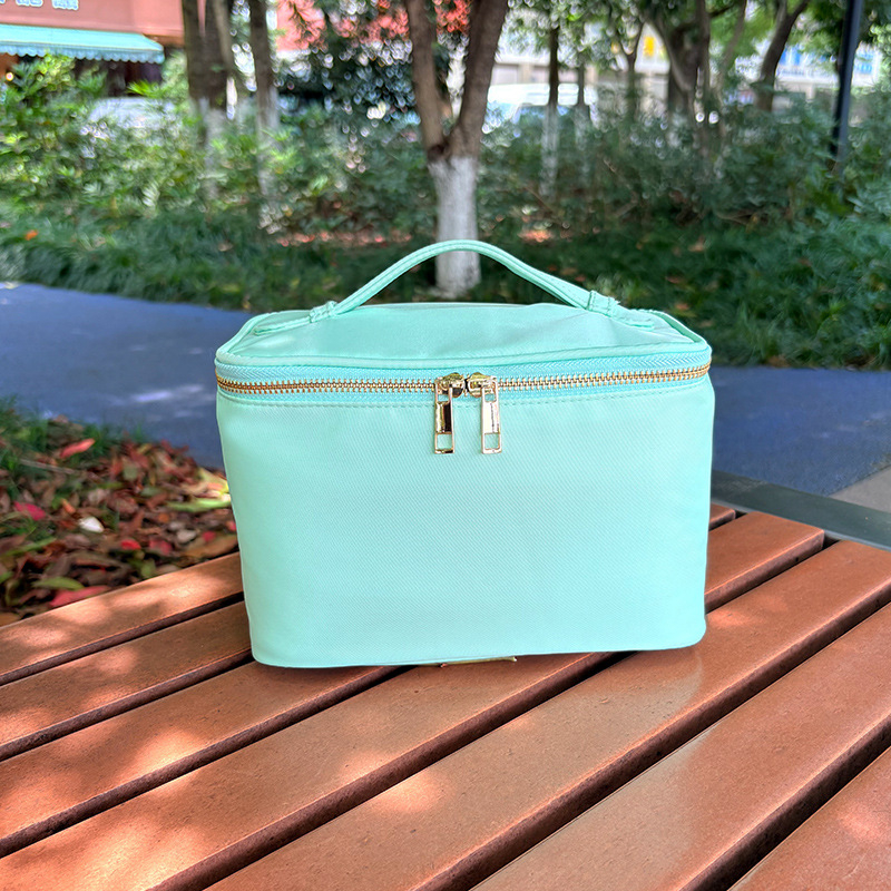 Козметичен несесер с бродирани букви; марка Songlan; нейлон; ципа; водоустойчив; 135 грама.