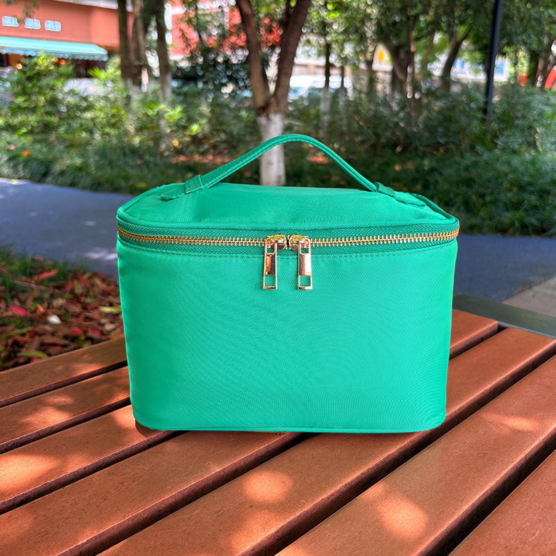 Козметичен несесер с бродирани букви; марка Songlan; нейлон; ципа; водоустойчив; 135 грама.