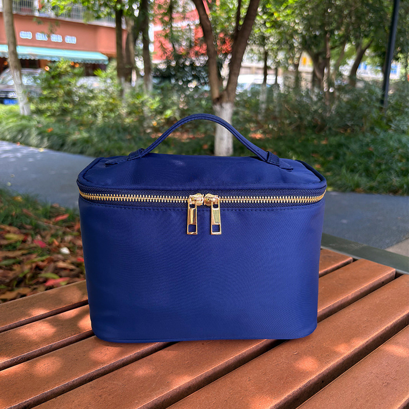 Козметичен несесер с бродирани букви; марка Songlan; нейлон; ципа; водоустойчив; 135 грама.