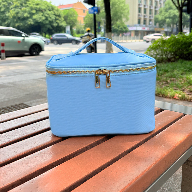 Козметичен несесер с бродирани букви; марка Songlan; нейлон; ципа; водоустойчив; 135 грама.