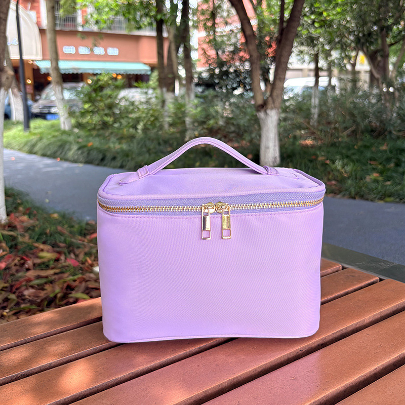 Козметичен несесер с бродирани букви; марка Songlan; нейлон; ципа; водоустойчив; 135 грама.