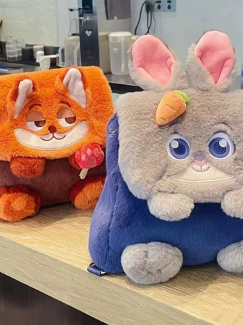 Plüss hátizsák fedéllel, horizontális négyszögletes forma, nylon bélés, nyitás: fedél, városi egyszerű stílus