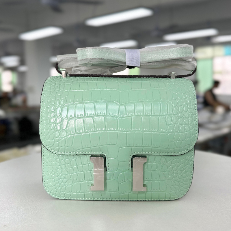 Crossbody torba od prave kože s krokodlinskim uzorkom, horizontalni kvadratni oblik, zatvaranje klapnom, proljeće 2025