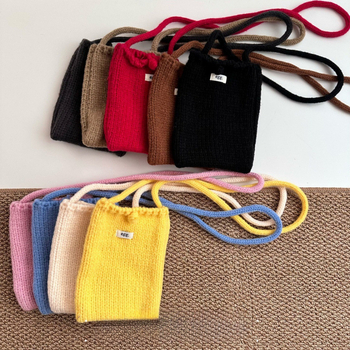 Geantă pentru telefon din lână, tricotată, formă pătrată verticală, închidere cu șnur, buzunar pentru telefon, toamnă 2024
