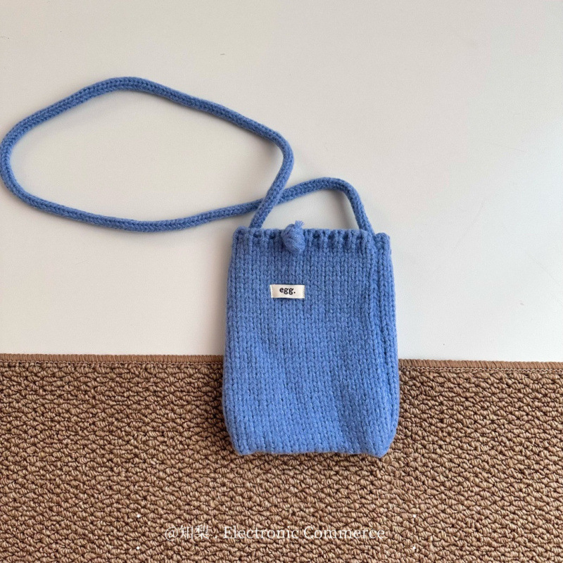 Geantă pentru telefon din lână, tricotată, formă pătrată verticală, închidere cu șnur, buzunar pentru telefon, toamnă 2024