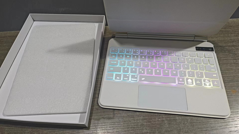 Tastatură wireless Bluetooth cu husă magnetică plutitoare pentru iPad Pro / Air