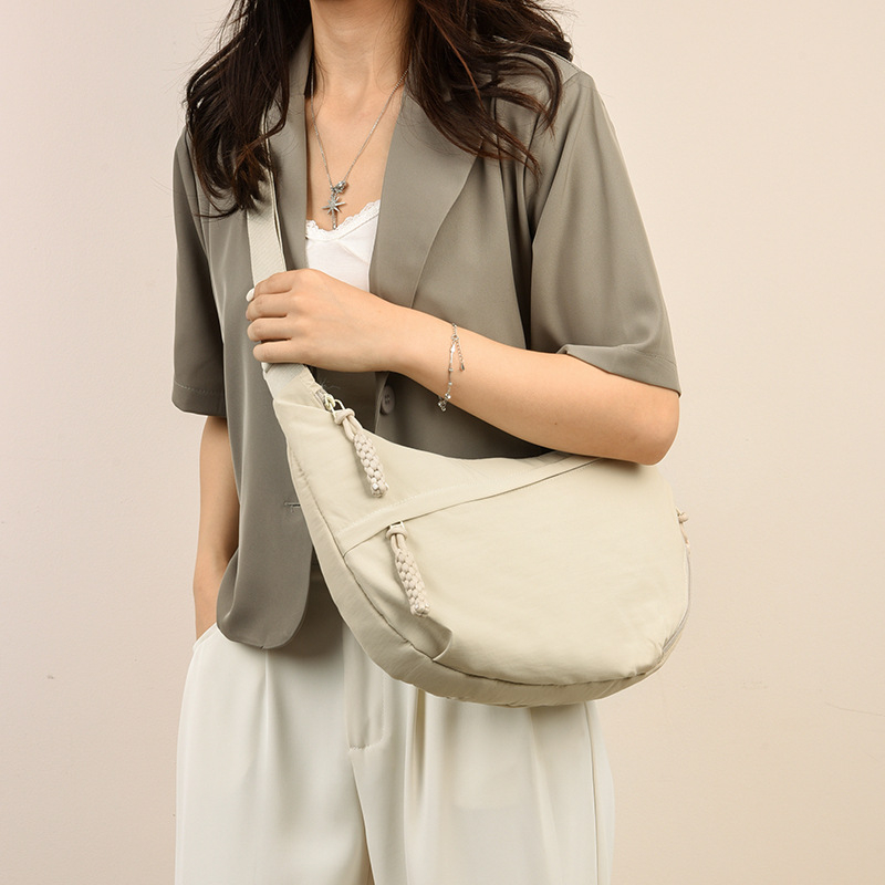 Crossbody torba u urbanom stilu, najlon, dumpling oblik, zatvarač, jesen 2025