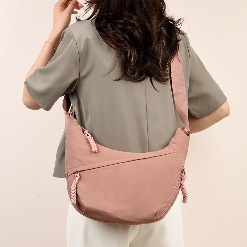 Crossbody torba u urbanom stilu, najlon, dumpling oblik, zatvarač, jesen 2025