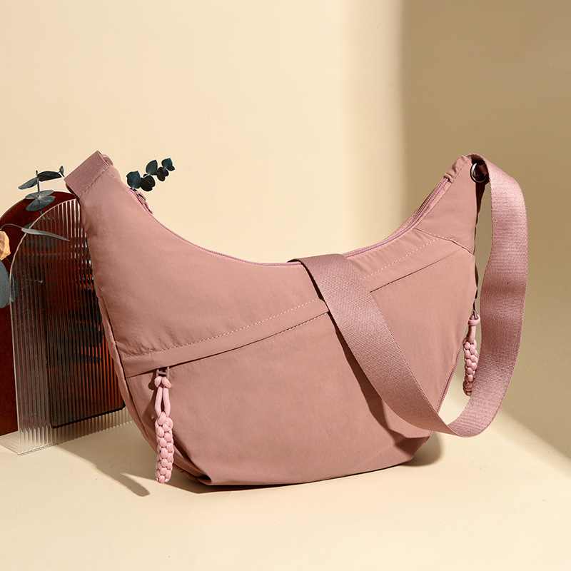 Crossbody torba u urbanom stilu, najlon, dumpling oblik, zatvarač, jesen 2025