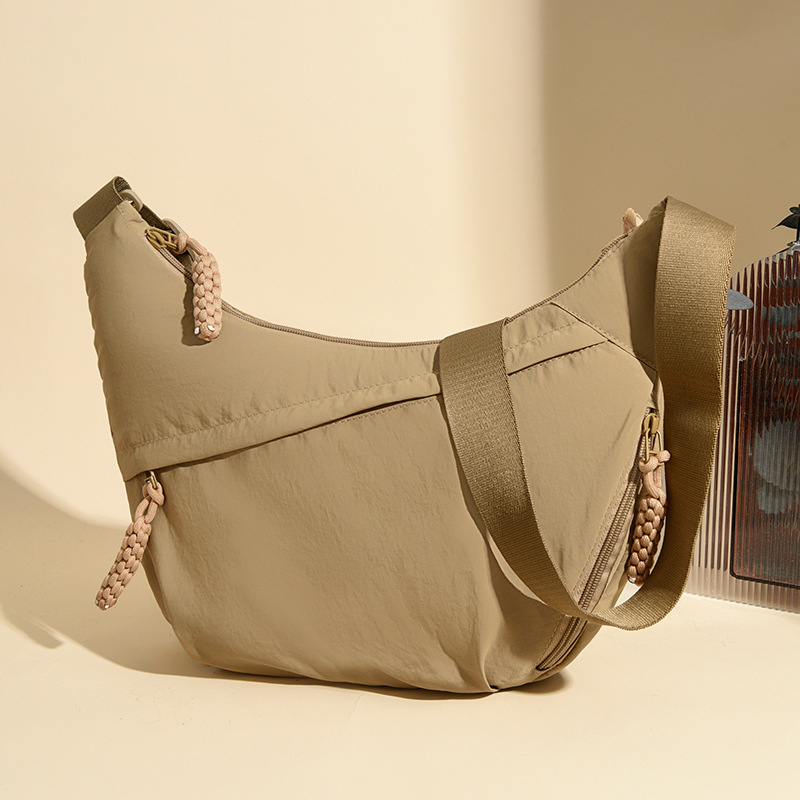 Crossbody torba u urbanom stilu, najlon, dumpling oblik, zatvarač, jesen 2025