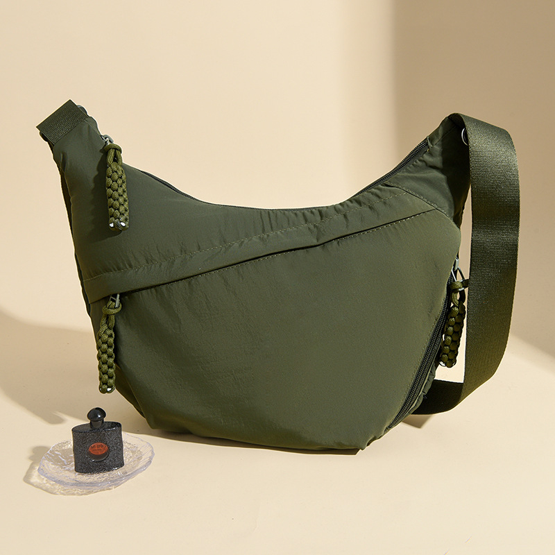 Crossbody torba u urbanom stilu, najlon, dumpling oblik, zatvarač, jesen 2025