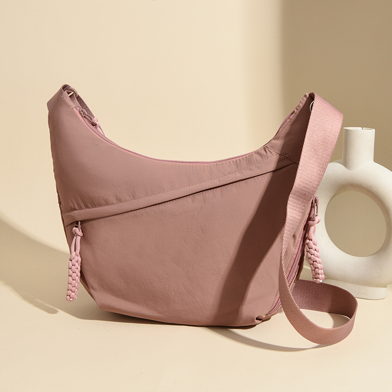 Crossbody torba u urbanom stilu, najlon, dumpling oblik, zatvarač, jesen 2025