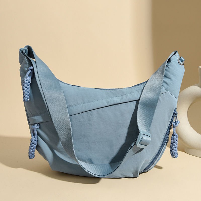 Crossbody torba u urbanom stilu, najlon, dumpling oblik, zatvarač, jesen 2025