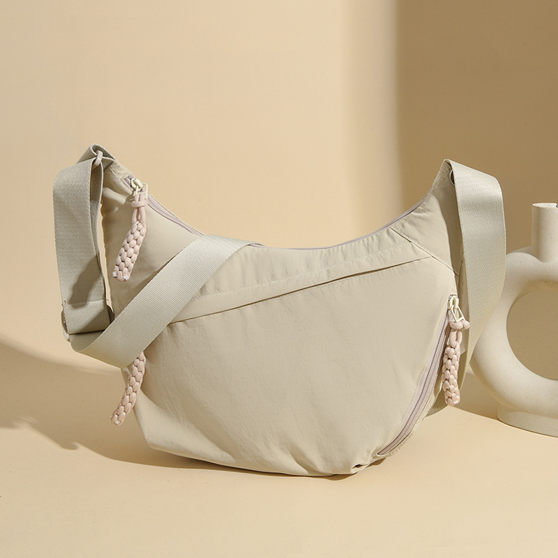 Crossbody torba u urbanom stilu, najlon, dumpling oblik, zatvarač, jesen 2025