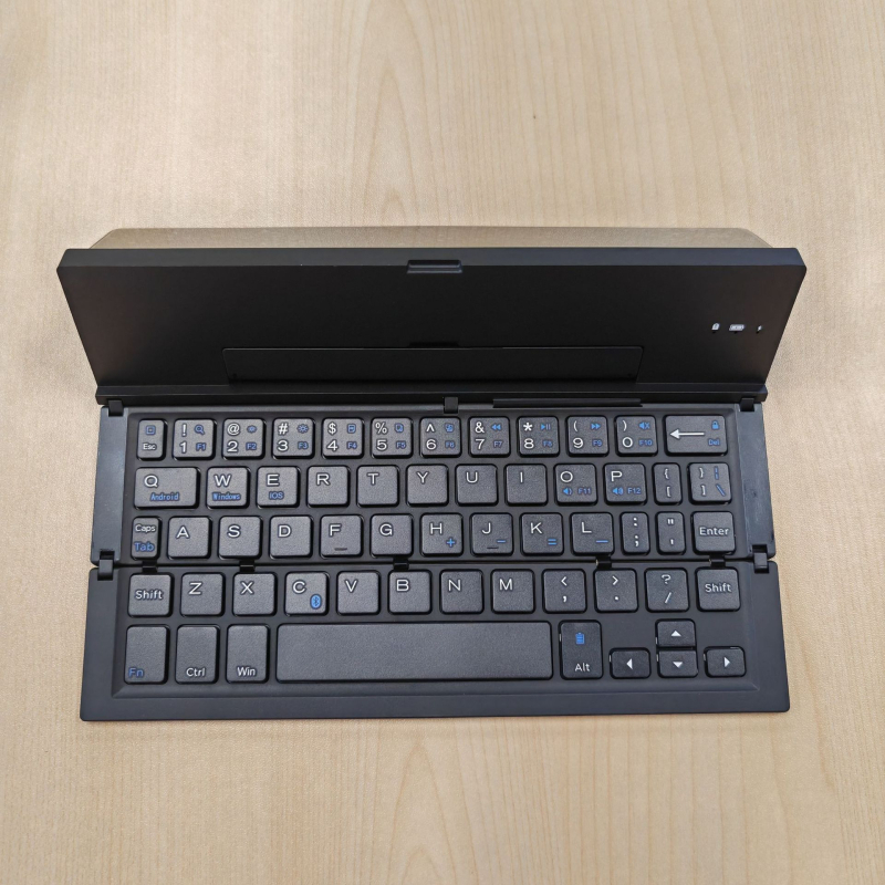 Bežična tipkovnica od aluminijske legure, trostruki sklopivi dizajn, Bluetooth, univerzalna kompatibilnost s iOS/Android/Windows, ergonomski dizajn.