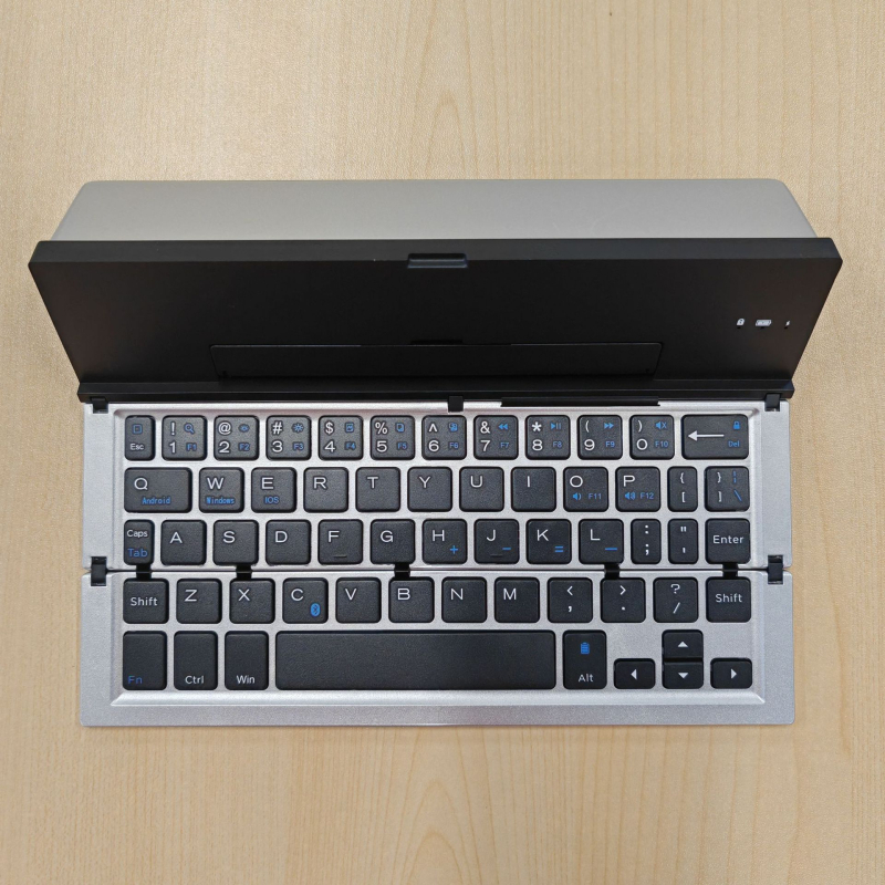 Bežična tipkovnica od aluminijske legure, trostruki sklopivi dizajn, Bluetooth, univerzalna kompatibilnost s iOS/Android/Windows, ergonomski dizajn.
