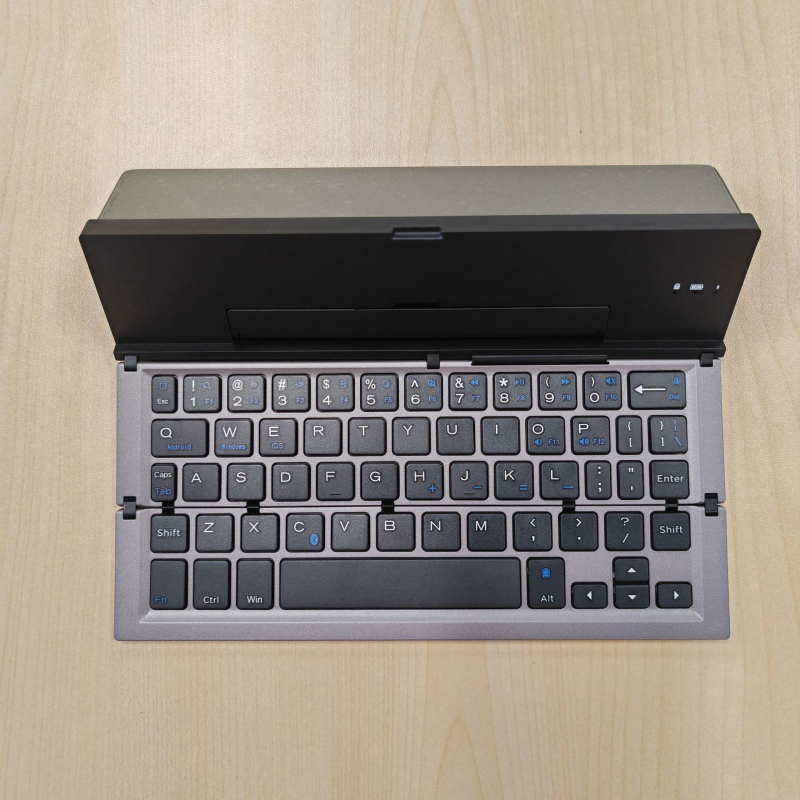 Bežična tipkovnica od aluminijske legure, trostruki sklopivi dizajn, Bluetooth, univerzalna kompatibilnost s iOS/Android/Windows, ergonomski dizajn.