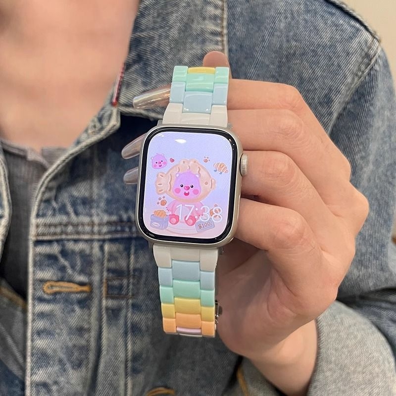 Remienok na Apple Watch – kovový pás s koženým prvkom a motívom štyroch listov; kompatibilný s Apple Watch; rozhranie veľkosti na mieru; zapínanie podľa detailov; podnikateľský štýl