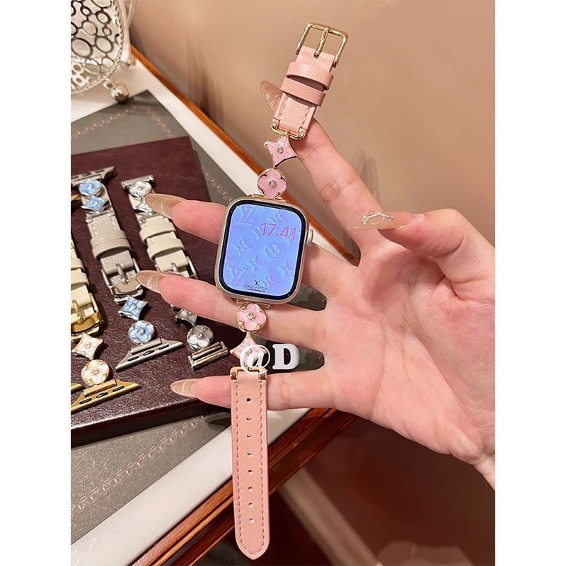 Remienok na Apple Watch – kovový pás s koženým prvkom a motívom štyroch listov; kompatibilný s Apple Watch; rozhranie veľkosti na mieru; zapínanie podľa detailov; podnikateľský štýl
