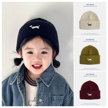 Gyerekeknek készült gyapjú kötött sapka koreai hímzett kutya motívummal, meleg és szélálló, kupola stílusú, poliészter anyag