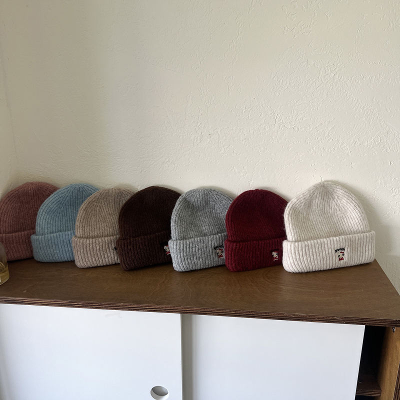 Kötött gyerek sapka macskás hímzéssel — Winter 2025, meleg és szélálló, kupola alakú, macskás hímzés, 2–10 éveseknek