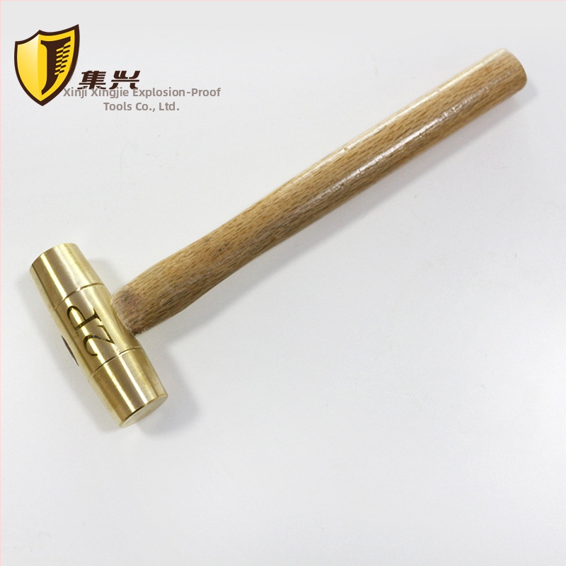 Misiņa āmurs ar koka rokturi un apaļu galvu, eksplozijām drošs un bez dzirkstelēm