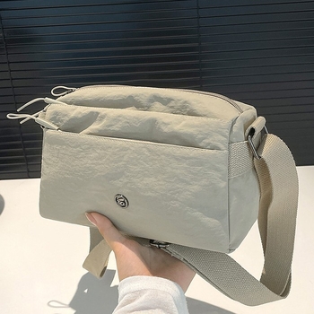 Crossbody torba - urbani minimalistički stil, Oxford plat, horizontalni kvadratni oblik, zatvaranje na zip