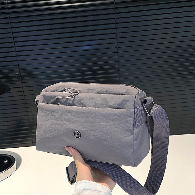 Crossbody torba - urbani minimalistički stil, Oxford plat, horizontalni kvadratni oblik, zatvaranje na zip