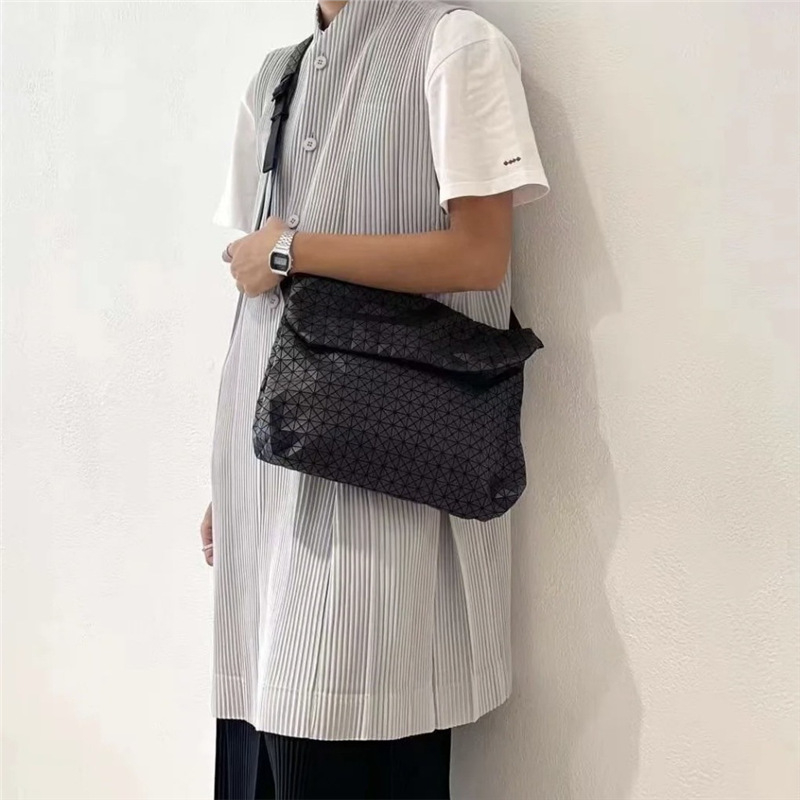 Muška crossbody torba u urbanom stilu, tijelo od silikona, podstava od poliestera, proljeće 2025