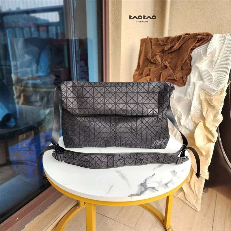Muška crossbody torba u urbanom stilu, tijelo od silikona, podstava od poliestera, proljeće 2025