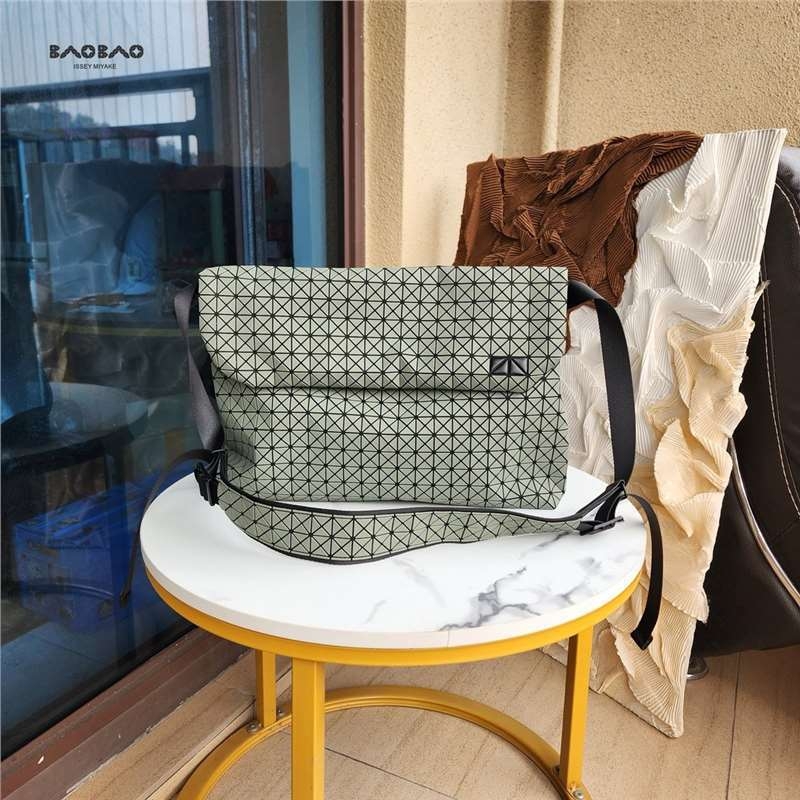 Muška crossbody torba u urbanom stilu, tijelo od silikona, podstava od poliestera, proljeće 2025