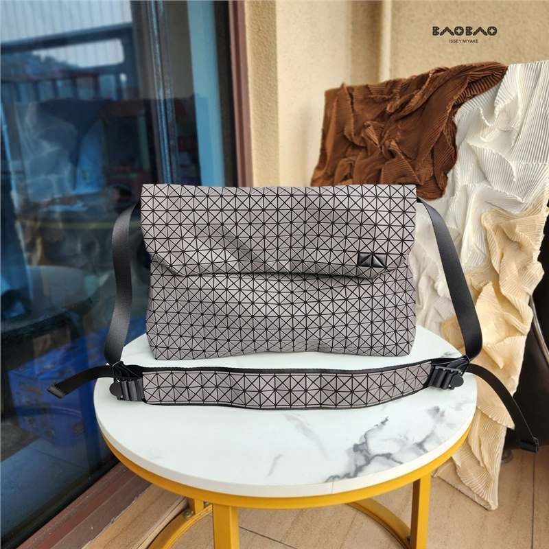 Muška crossbody torba u urbanom stilu, tijelo od silikona, podstava od poliestera, proljeće 2025