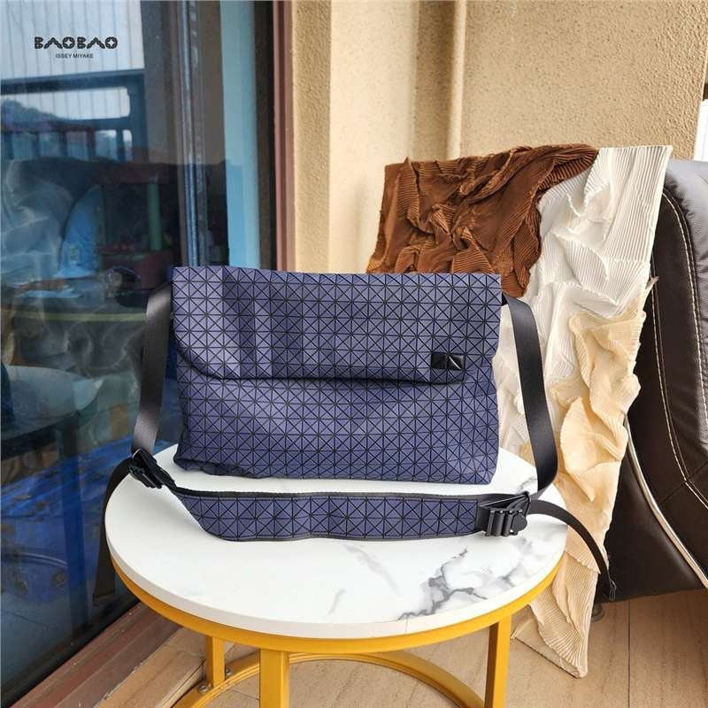 Muška crossbody torba u urbanom stilu, tijelo od silikona, podstava od poliestera, proljeće 2025