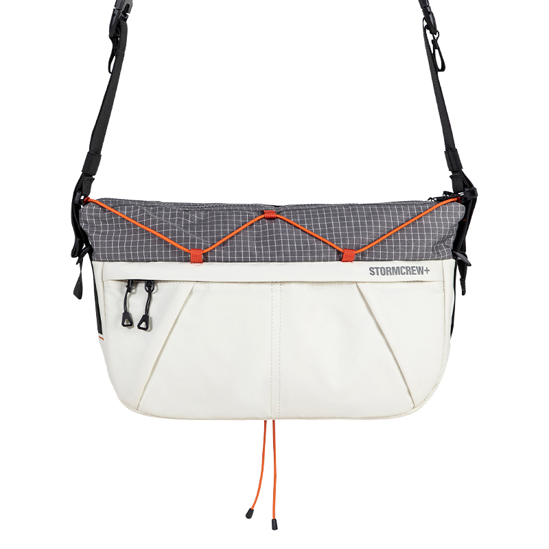 Muška crossbody torba s svilenim cvjetnim uzorkom, uzorak 69850, podstava: platno, jesen 2025 izdanje, za slobodno vrijeme putovanja