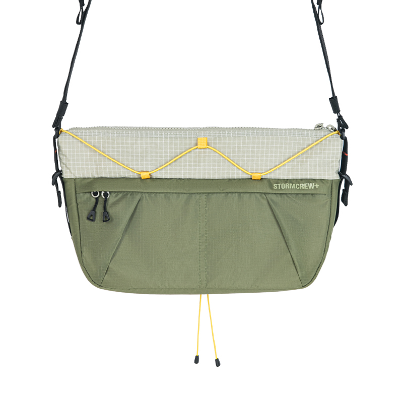 Muška crossbody torba s svilenim cvjetnim uzorkom, uzorak 69850, podstava: platno, jesen 2025 izdanje, za slobodno vrijeme putovanja