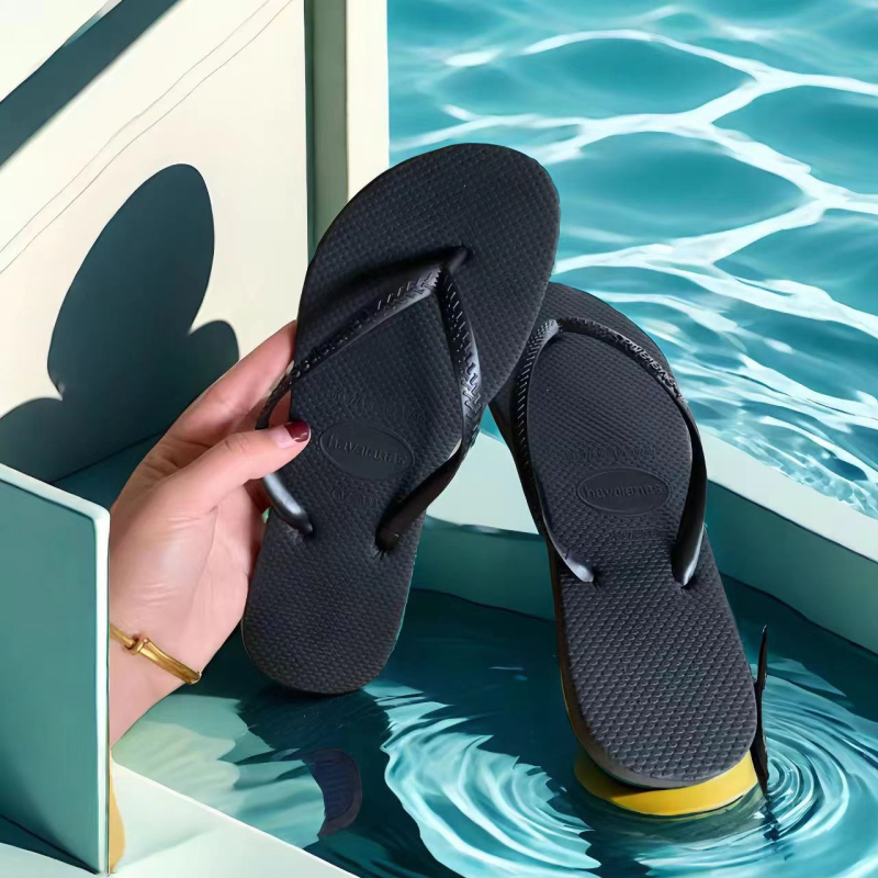 Moterų flip-flopai vasarai (PVC viršus, guminė padas, graffiti raštas, injekcininiu būdu suformuotas padas, pado storis 0–3 cm)