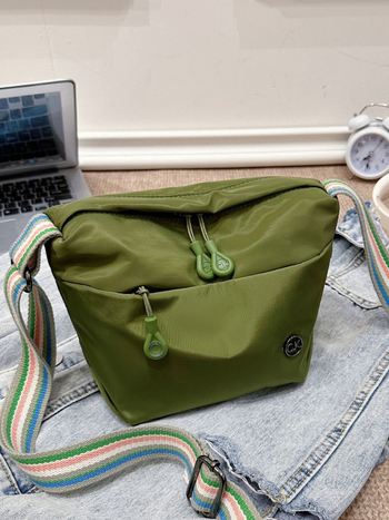 Crossbody torba — lagana od najlona, trodimenzionalni vanjski dizajn, zatvaranje zipom, poliester podstava, unutarnja džep za mobitel