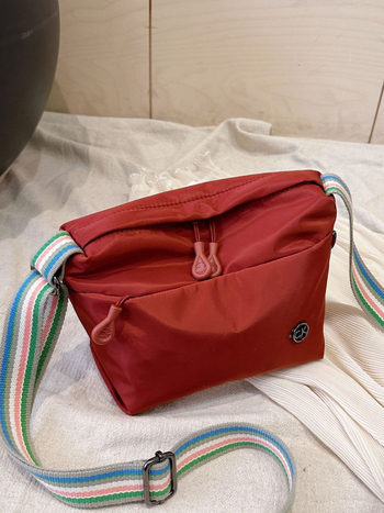 Crossbody torba — lagana od najlona, trodimenzionalni vanjski dizajn, zatvaranje zipom, poliester podstava, unutarnja džep za mobitel
