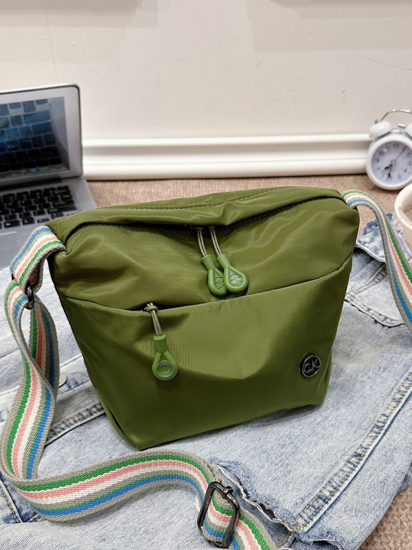 Crossbody torba — lagana od najlona, trodimenzionalni vanjski dizajn, zatvaranje zipom, poliester podstava, unutarnja džep za mobitel