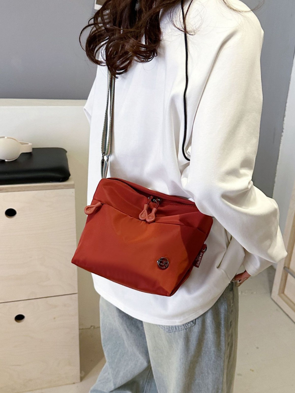 Crossbody torba — lagana od najlona, trodimenzionalni vanjski dizajn, zatvaranje zipom, poliester podstava, unutarnja džep za mobitel