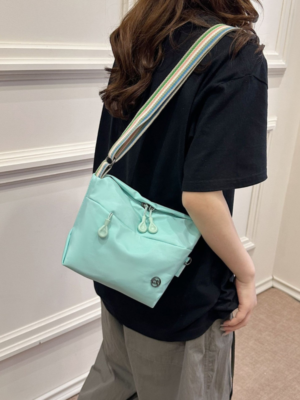 Crossbody torba — lagana od najlona, trodimenzionalni vanjski dizajn, zatvaranje zipom, poliester podstava, unutarnja džep za mobitel