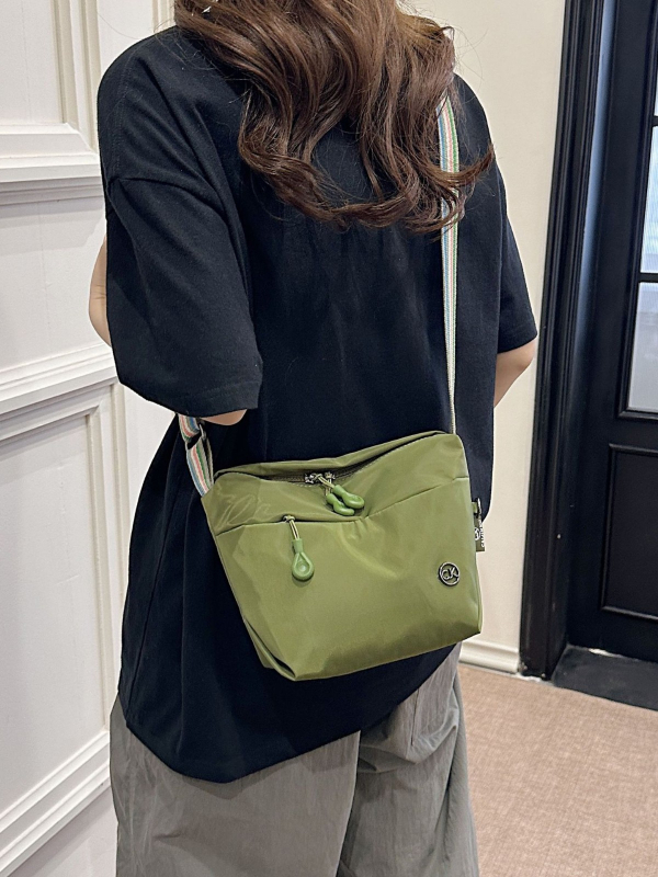 Crossbody torba — lagana od najlona, trodimenzionalni vanjski dizajn, zatvaranje zipom, poliester podstava, unutarnja džep za mobitel