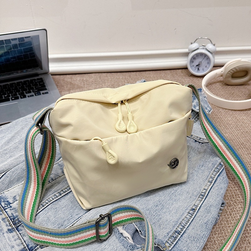 Crossbody torba — lagana od najlona, trodimenzionalni vanjski dizajn, zatvaranje zipom, poliester podstava, unutarnja džep za mobitel