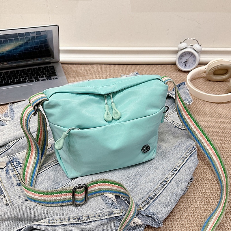 Crossbody torba — lagana od najlona, trodimenzionalni vanjski dizajn, zatvaranje zipom, poliester podstava, unutarnja džep za mobitel
