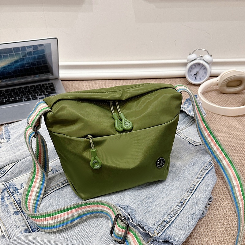 Crossbody torba — lagana od najlona, trodimenzionalni vanjski dizajn, zatvaranje zipom, poliester podstava, unutarnja džep za mobitel
