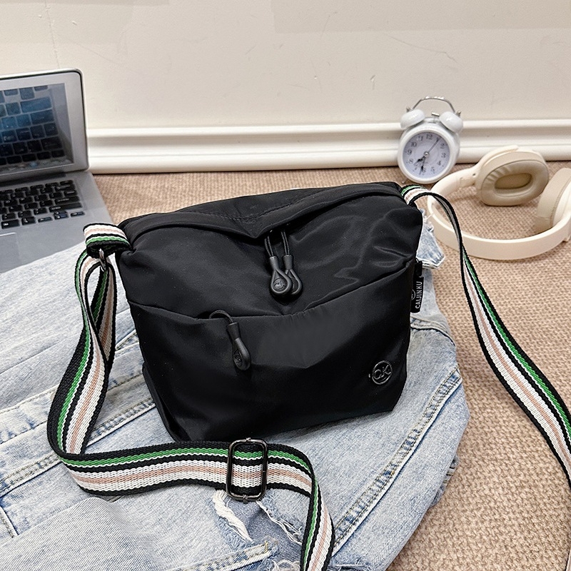 Crossbody torba — lagana od najlona, trodimenzionalni vanjski dizajn, zatvaranje zipom, poliester podstava, unutarnja džep za mobitel