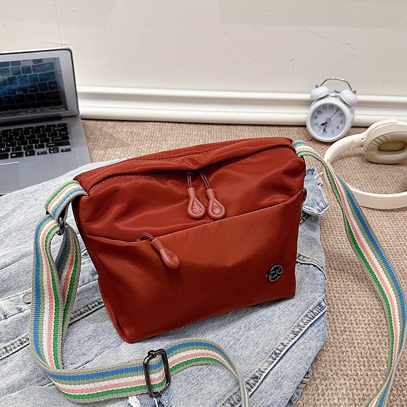 Crossbody torba — lagana od najlona, trodimenzionalni vanjski dizajn, zatvaranje zipom, poliester podstava, unutarnja džep za mobitel