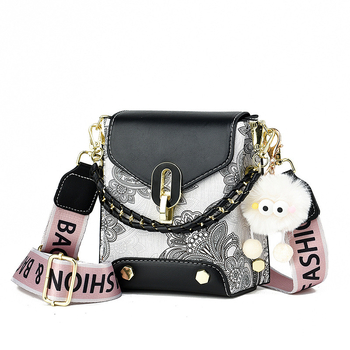 Crossbody taška na telefón z PVC, mestský minimalistický štýl, horizontálny štvorcový tvar, zapínanie na zámok, vnútorná priehradka