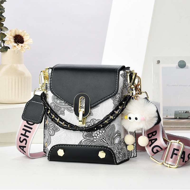 Crossbody taška na telefón z PVC, mestský minimalistický štýl, horizontálny štvorcový tvar, zapínanie na zámok, vnútorná priehradka